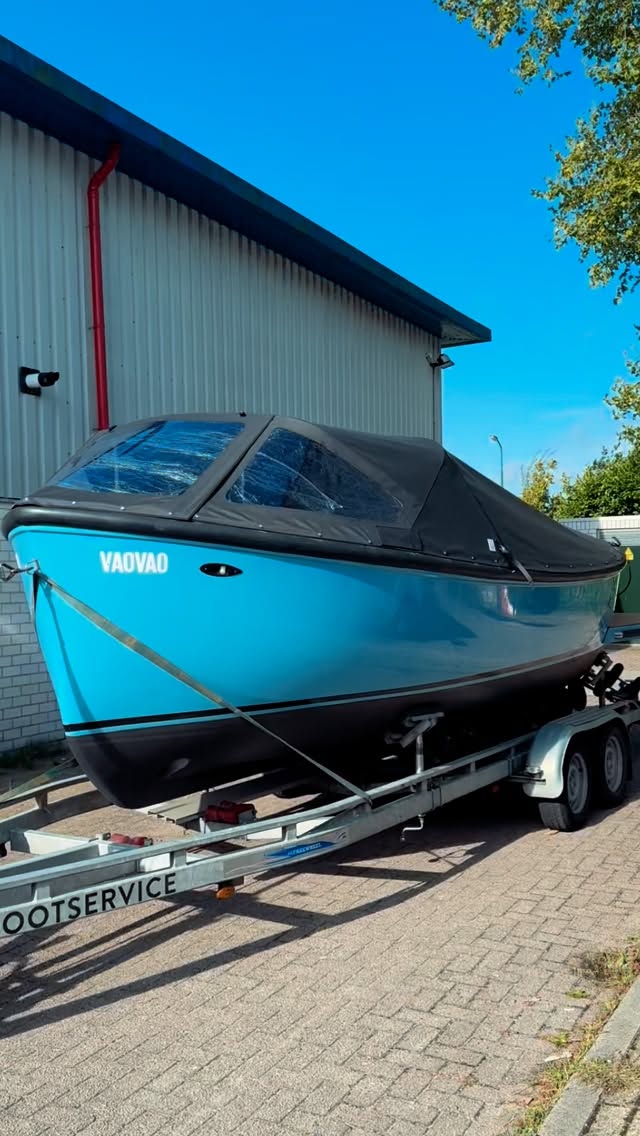 Turquoise sloep YaoYao met zwarte buiskap op maat, gemaakt door Victorie Zeilmakerij in Loosdrecht