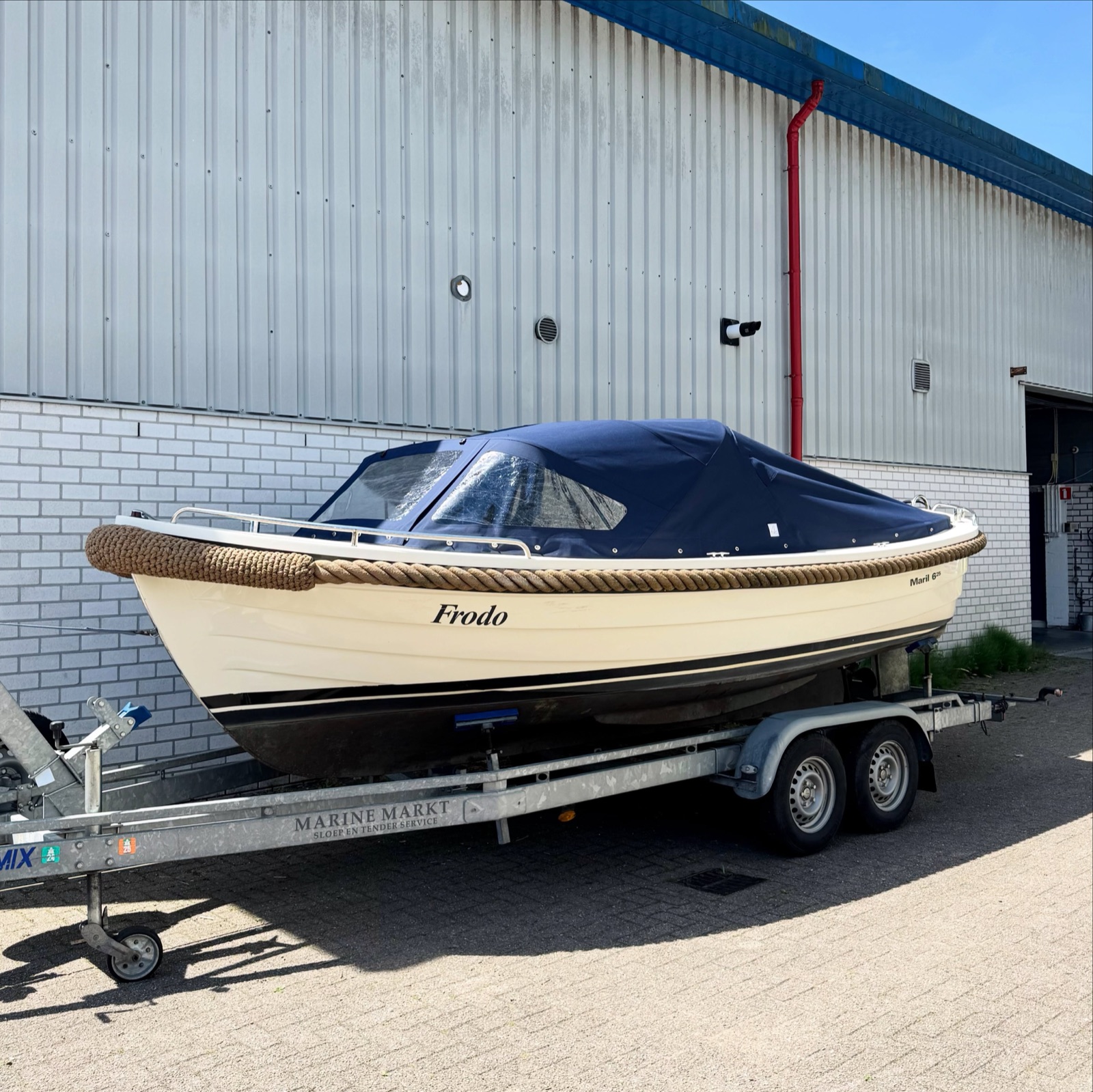 Boot met camperkap aan de steiger