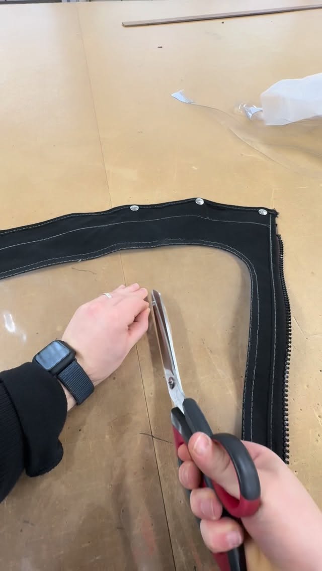 Venstervinyl voor een buiskap wordt met de hand op maat gesneden in het atelier van Victorie Zeilmakerij in Loosdrecht